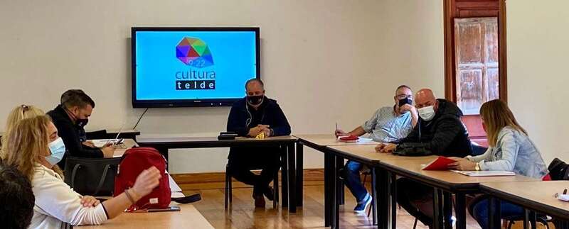 Reunión del concejal Juan Martel con el equipo de la Escuela Municipal de Folclore/TA.